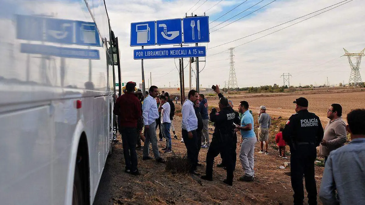 Hallan a 116 migrantes en autobús 